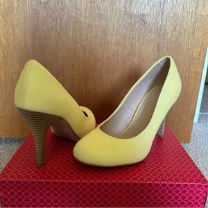 NWOT Kelly & Katie Yellow Heels